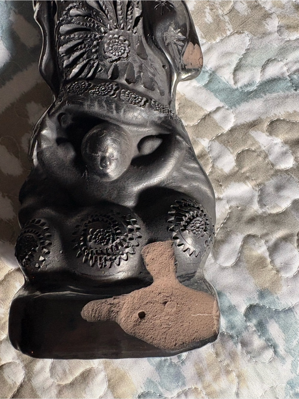 Praying Madonna Sculpture in Black Clay. Made in Mexico. - Picture 7 of 7